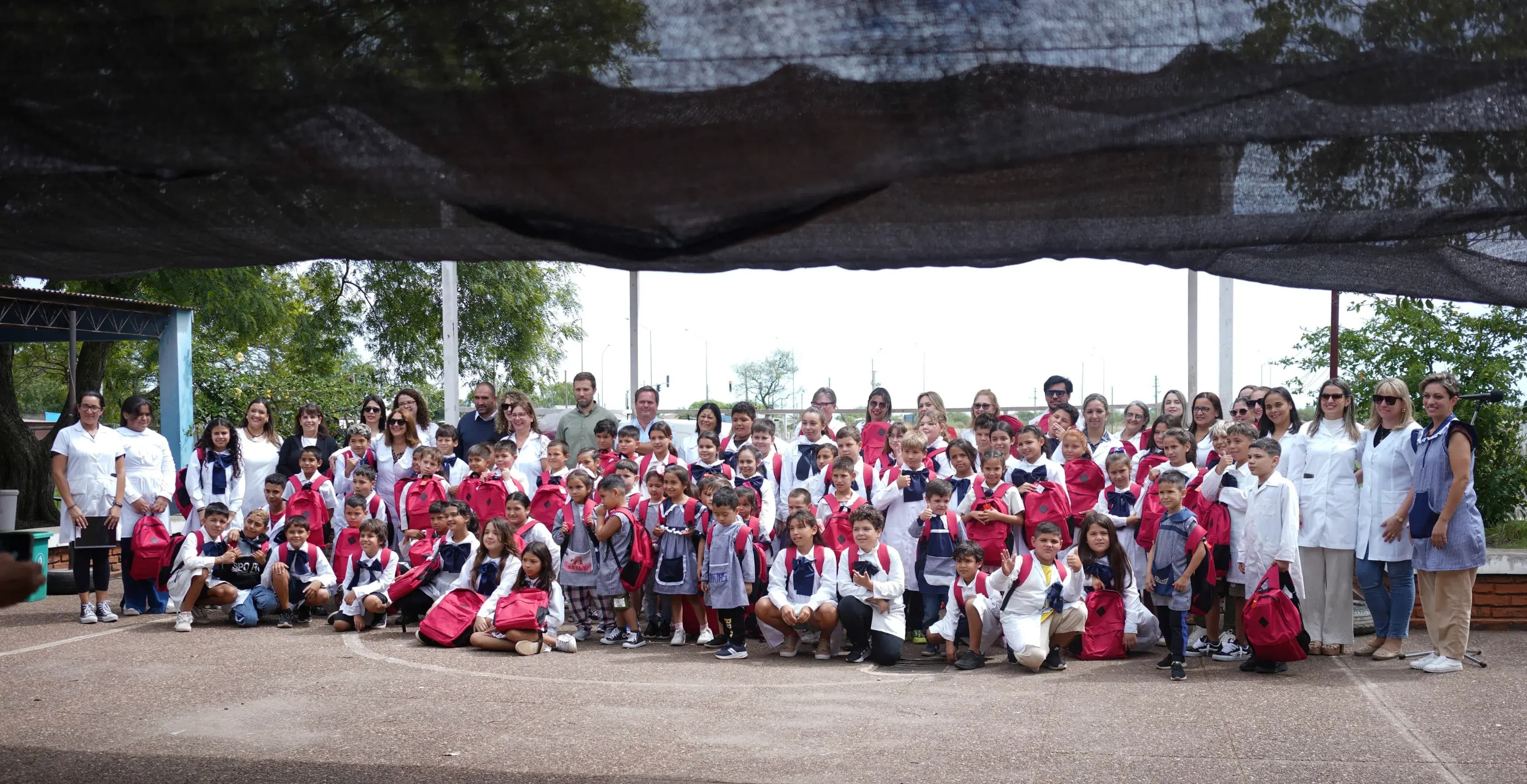 ALUR entregó mochilas