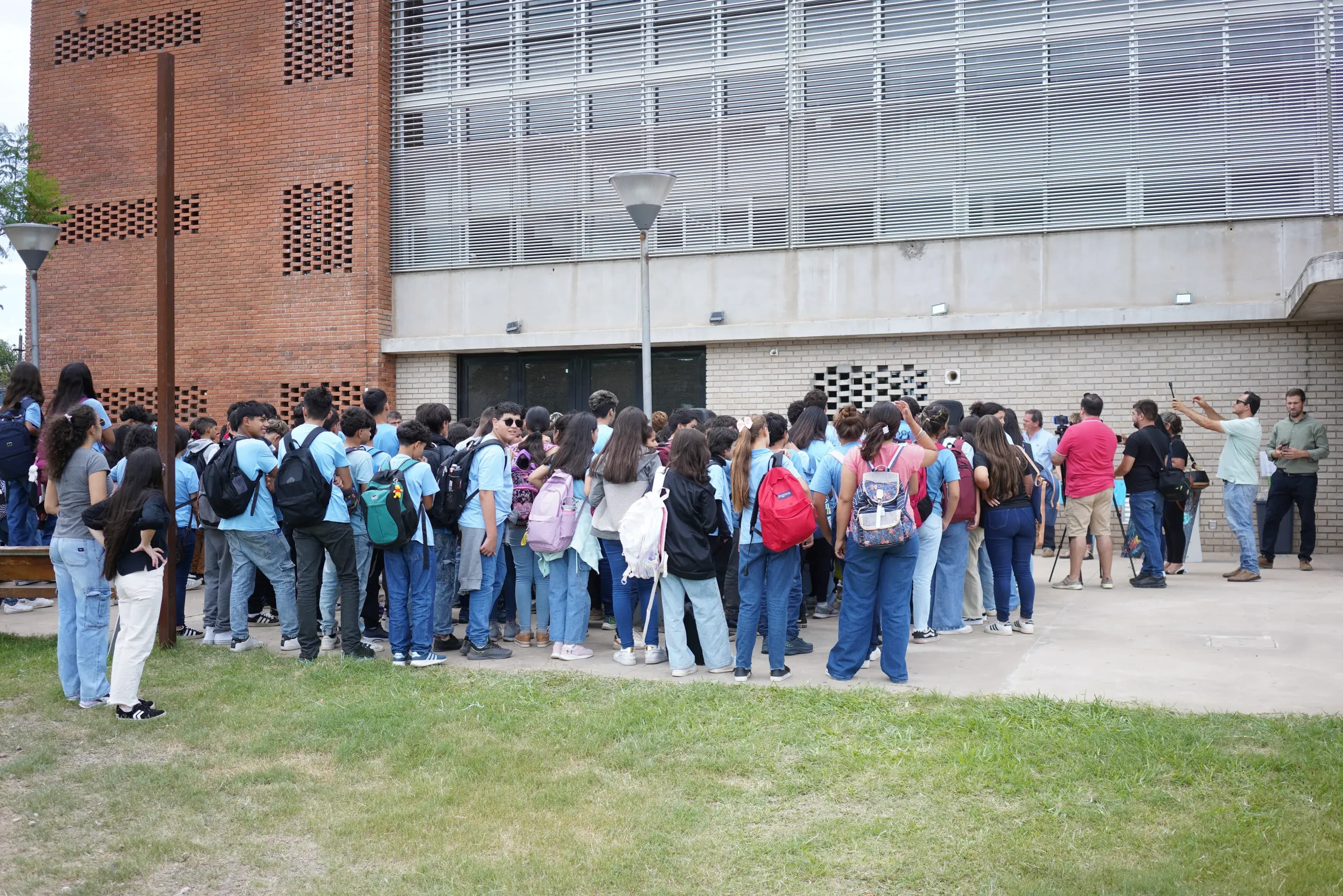 ALUR entregó mochilas
