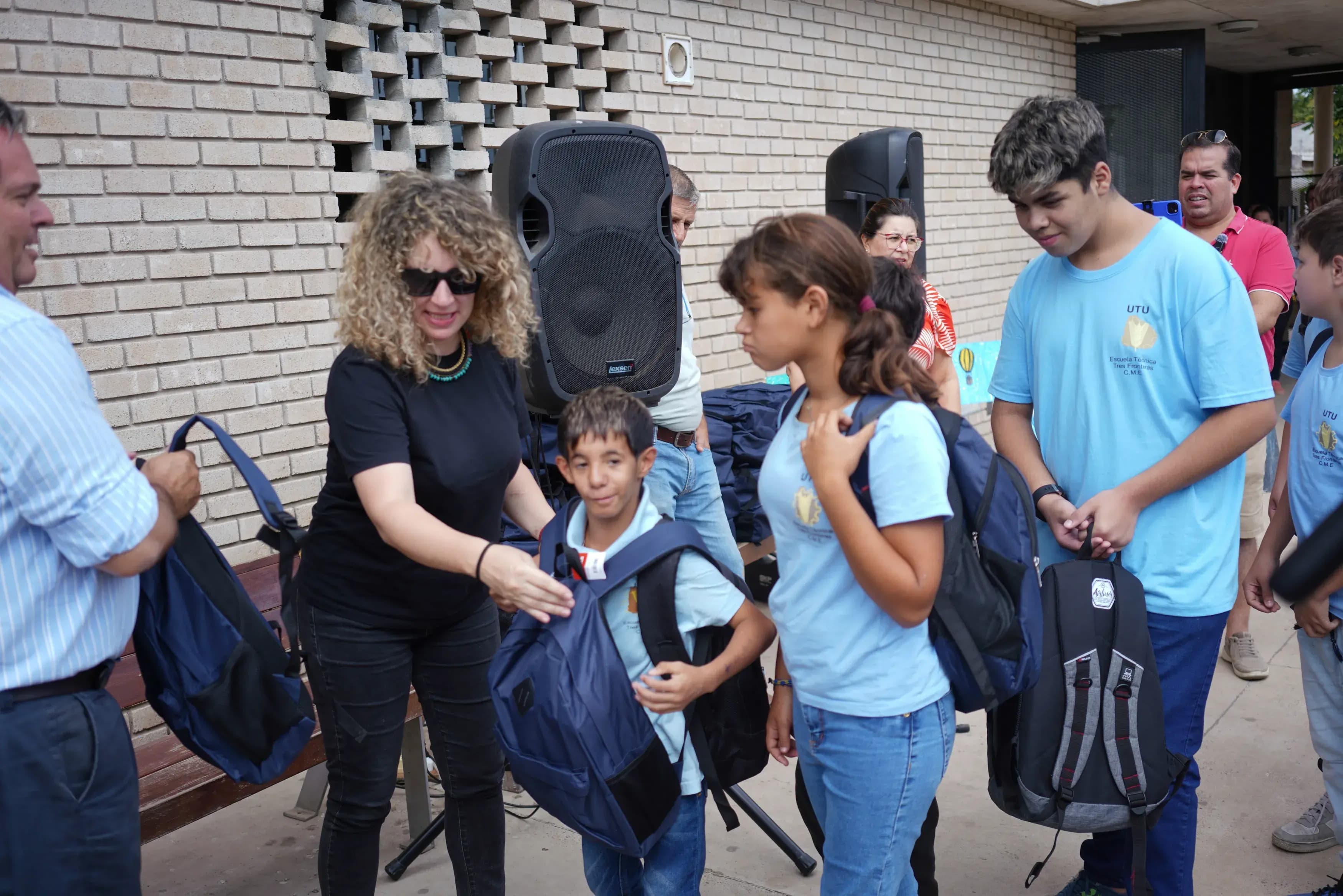 ALUR entregó mochilas