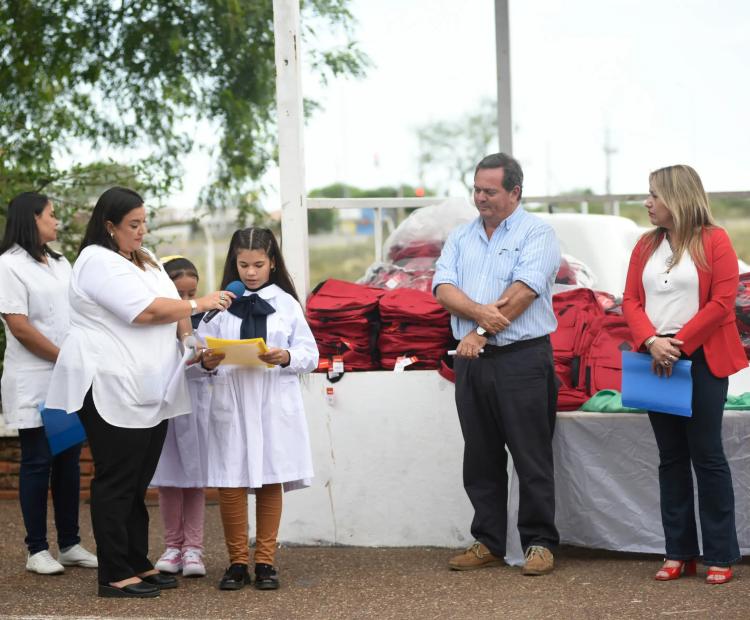 ALUR entregó mochilas